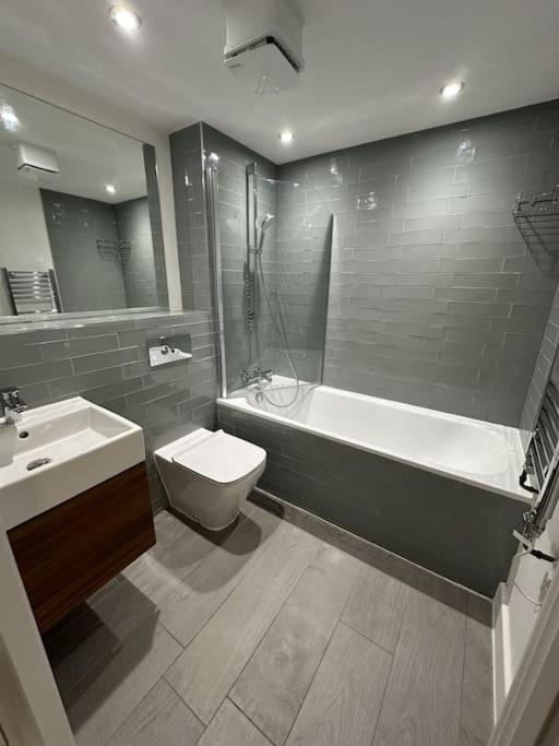 Luxurious 1-Bedroom With Parking 버밍엄 외부 사진